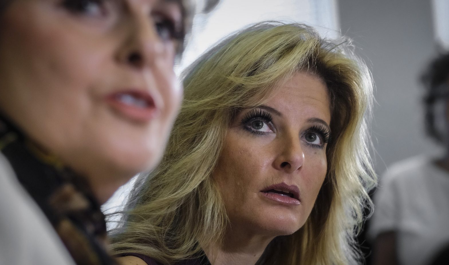 Η Σάμερ Ζερβού. (AP Photo/Ringo H.W. Chiu, File) Attorney Gloria Allred, Summer Zervos